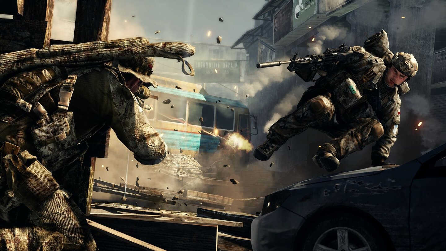 Medal of Honor: Warfighter - Multiplayer-ModusWährend der Firebuddy Feinde auf Abstand hält, springt sein Teamkamerad schnell hinter Deckung.