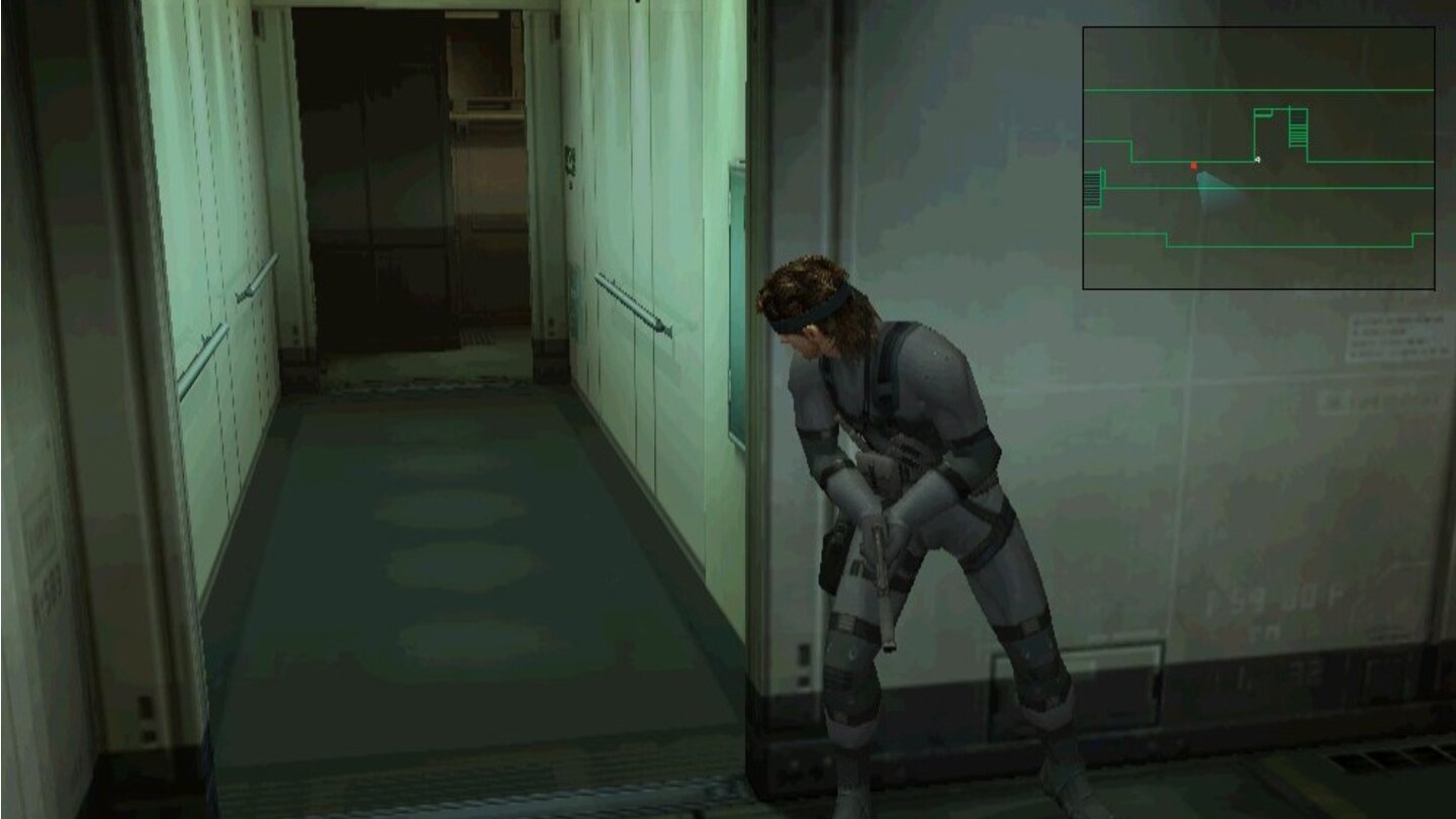 Metal Gear Solid 2: Sons of Liberty (2001)Metal Gear Solid 2: Sons of Liberty erscheint 2001 für die Xbox, Playstation 2 und den PC. Als Agenten-Neuling Raiden oder Solid Snake versuchen wir, die namensgebende Terrororganisation »Sons of Liberty« daran zu hindern, eine gewaltige Umweltkatastrophe anzurichten und den Präsidenten der USA zu eliminieren. Das Deckungssystem aus Metal Gear Solid wurde zwar vor allem im Bereich der kampforientierten Aktionen ausgebaut, bloße Waffengewalt führt aber auch diesmal nicht zum Ziel.
