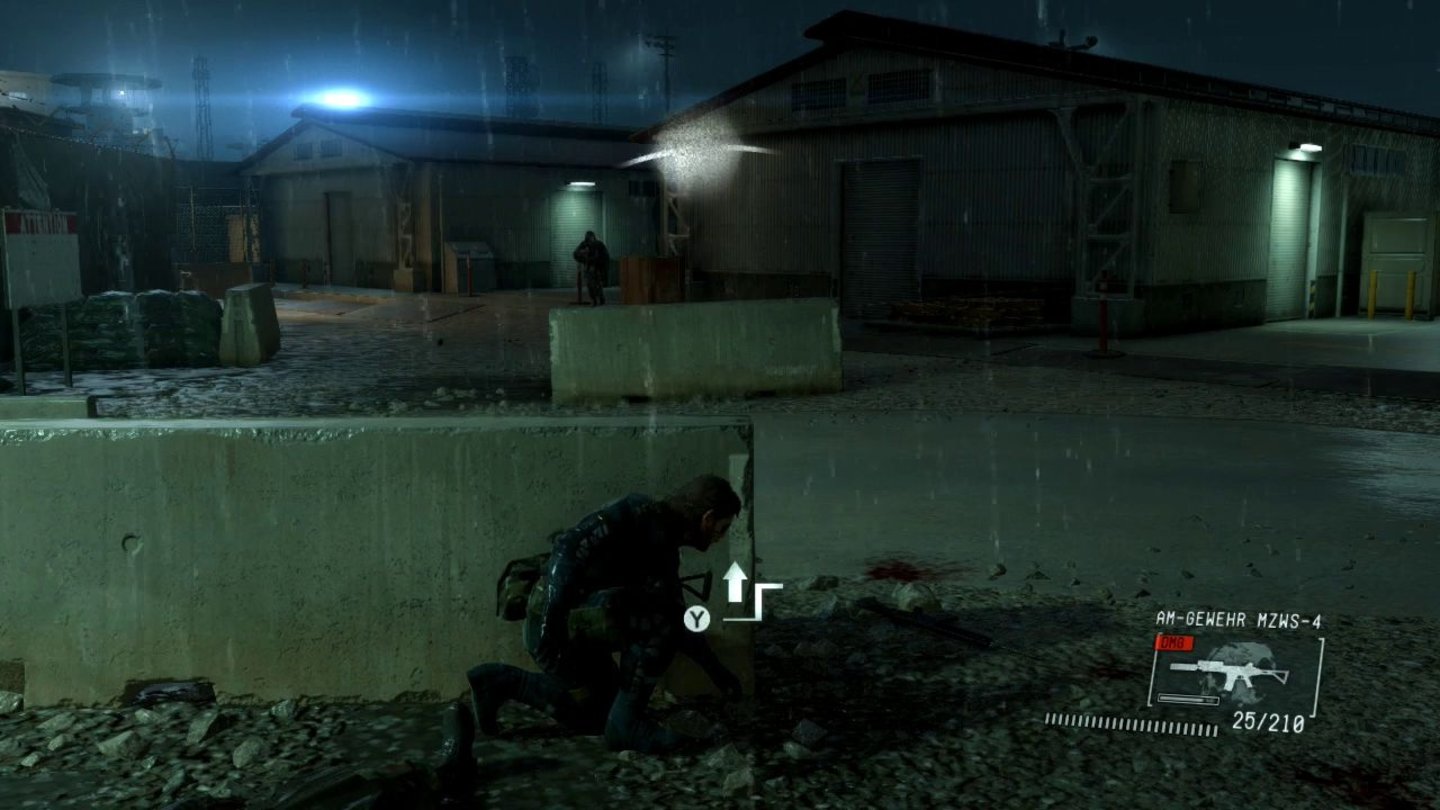 Metal Gear Solid 5: Ground ZeroesGut versteckt lauert Snake einer Wache auf. Alternativ lässt sich auch gezielt aus der Deckung feuern.