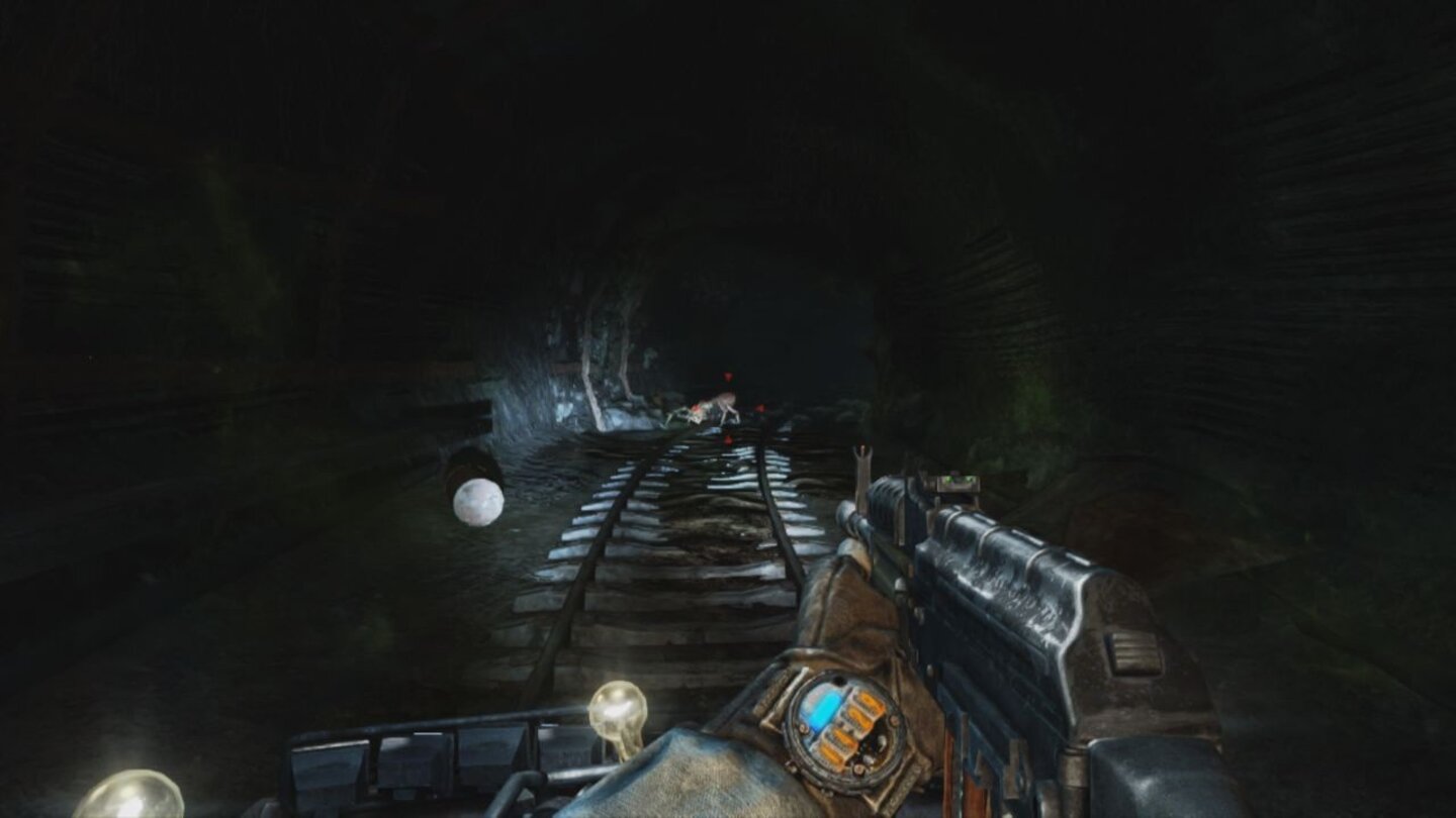 Metro: Last LightEin echter Metro-Moment. Während Artjom mit der Taschenlampe durch einen Tunnel fährt, krabbelt in der Entfernung ein Mutant über die Straße.