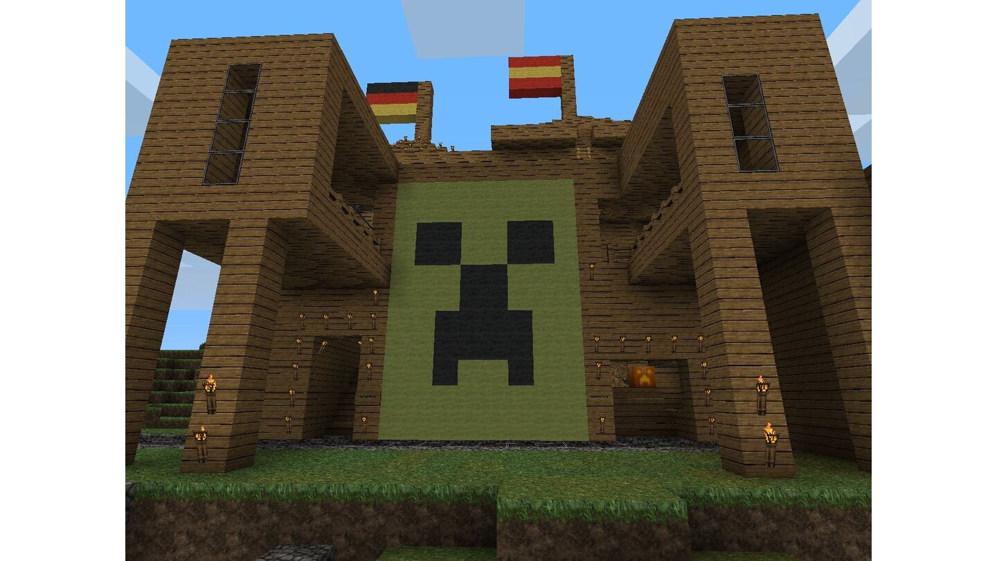 Minecraft - Interaktiv-WettbewerbUngebetene Gäste verscheucht der Creeper an der Hausfront, außerdem verpasst Dennis Spata der Redaktion spanische Wurzeln.