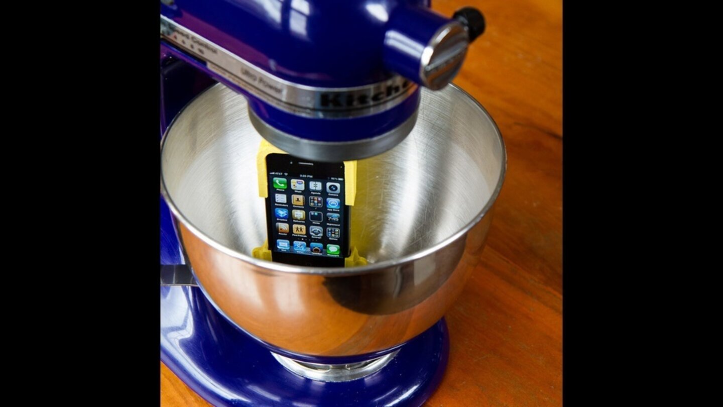 Passend für die Weihnachtszeit lässt sich mit dieser iPhone-Halterung für eine Küchenmaschine wohl auch Teig für iNachtsgebäck herstellen.