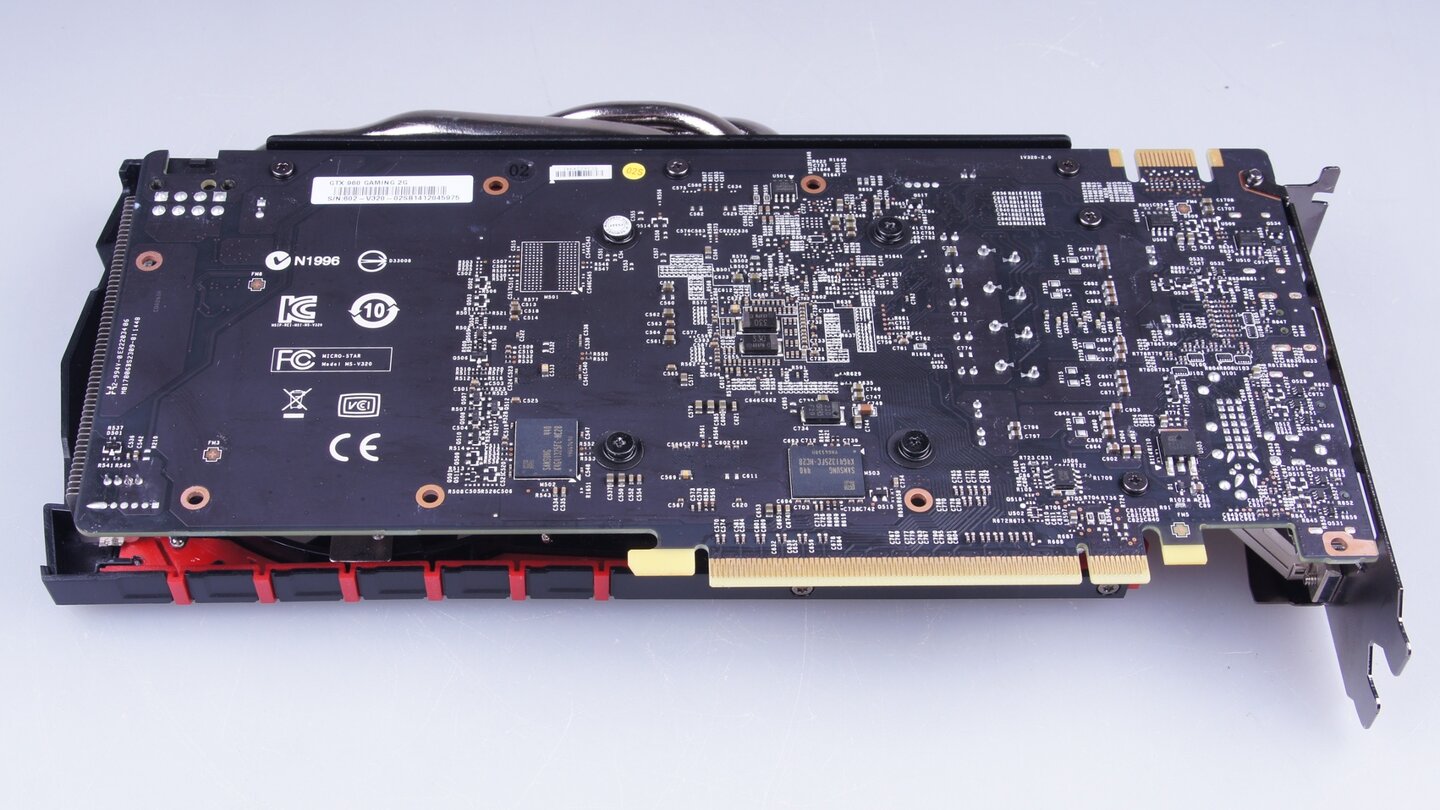 MSI verzichtet bei der MSI Geforce GTX 960 Gaming 2G auf eine schicke Backplate. Optisch gefällt uns aber auch die schwarze Platine gut. Zudem nimmt die Karte dadurch weniger Platz ein und eignet sich besser für SLI-Konfigurationen.