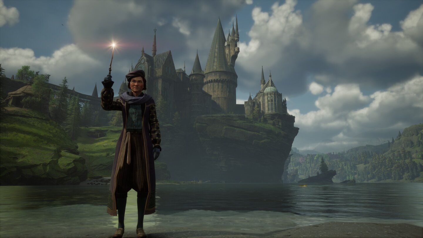 Natalie 3… oder hier beim Erkunden des Umlands von Hogwarts. Und ja, das Outfit ist eine Hommage an Albus Dumbledore!