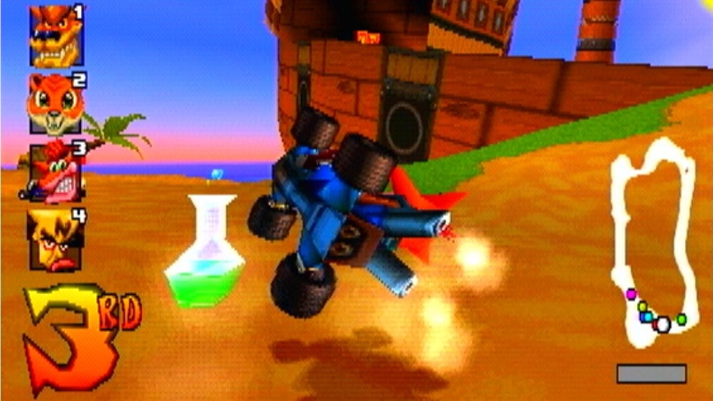 Crash Team Racing (CTR) (1999, PlayStation)Kein berühmtes Spiel-Universum ohne Rennspielableger! Die eherne Regel der Videospielwelt gilt auch für Crash Bandicoot, der sich 1999 auf der PlayStation ins Kart schmeißt, um andere Charaktere wie Coco, Cortex, N. Gin oder Dingodile Staub fressen zu lassen. In bester Mario-Kart-Manier müssen wir nicht nur fahrerisch unser Bestes geben, sondern auch mit allerhand Waffen und Fallen fertig werden, mit denen sich jeder Fahrer ausrüsten kann. Die sind zum einen gegen andere Spieler, zum anderen gegen die unterschiedlichen Bosse der Story wichtig, die den Planeten in einen riesigen Parkplatz verwandeln wollen.