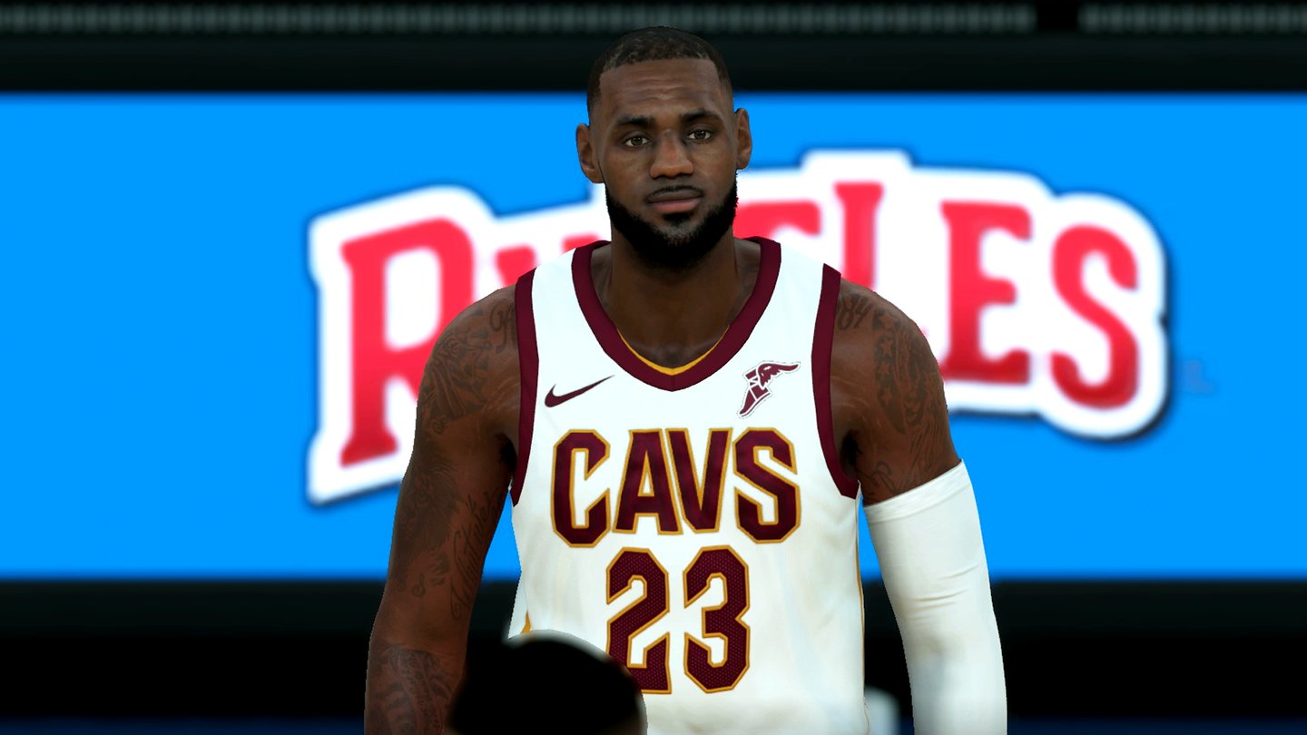 NBA 2K18Die Spielermodelle sehen in NBA 2K18 allesamt fantastisch aus. Der virtuelle LeBron James etwa hat alle Gesichtszüge und Tattoos des realen Vorbilds.