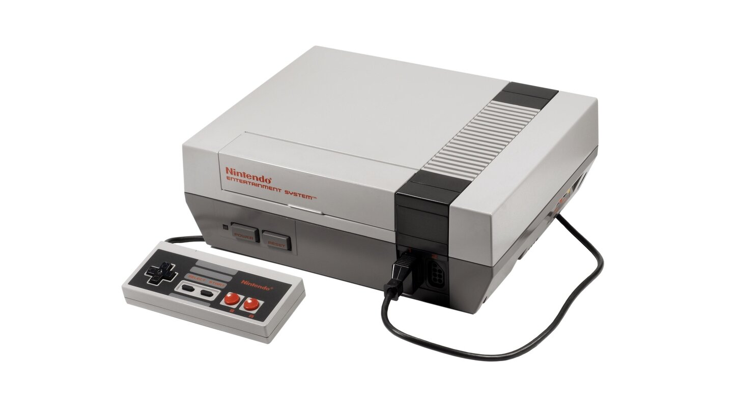 Famicom/ Nintendo Entertainment System (1983)
Revolution im Wohnzimmer: Mit der Einführung des NES macht sich Nintendo das in den USA so erfolgreiche Konzept von Konkurrent Atari zunutze und veröffentlicht eine Heimkonsole mit austauschbaren Spielen in Modulform. Nintendo verspricht grenzenlose Vielfalt an Spielen und damit grenzenlosen Spielspaß; ein ehrgeiziges Ziel. Die meisten unserer heutigen Nintendo-Lieblinge feierten ihr Videospiele-Debut auf dem unscheinbaren grauen Kasten. Legendär ist dabei im wahrsten Sine des Wortes The Legend of Zelda. Nicht nur, dass damit eine der langlebigsten Spieleserien der Geschichte beginnt, nein: Shigeru Miyamoto begründet gleich noch ein ganzes Genre, das Action-Adventure. Und Mario? Der pummelige Klempner feierte mit Super Mario Bros. seinen Einstand, zwei weitere Teile sollten für das NES noch folgen. Ende der 80er-Jahre war Nintendo die unumstrittene Vormacht im Home-Entertainment-Bereich.