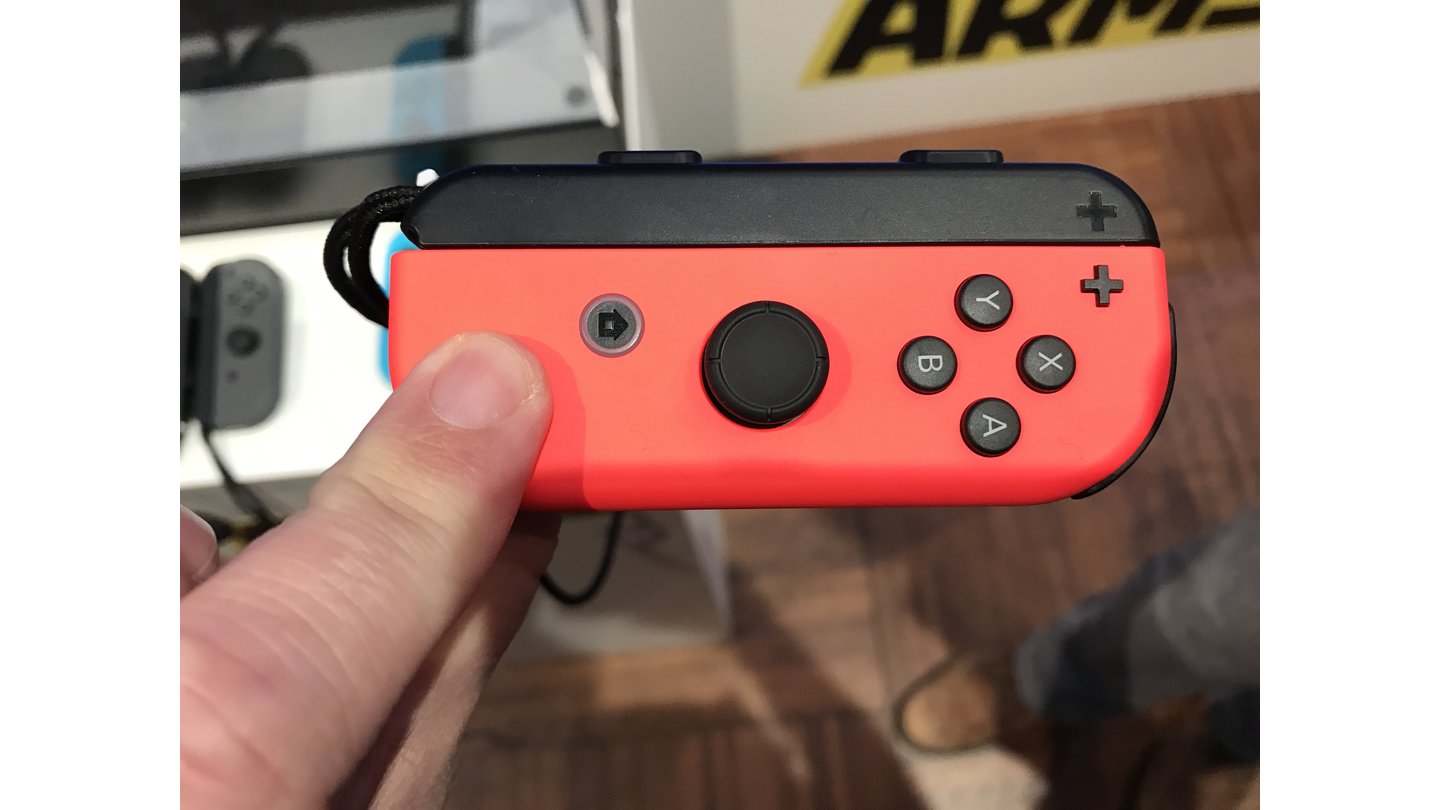 Nintendo Switch ControllerDie Joy-Con sind winzig und die Buttons entsprechend klein. Die Plus-Taste rechts oben ist nur schwer zu ertasten.