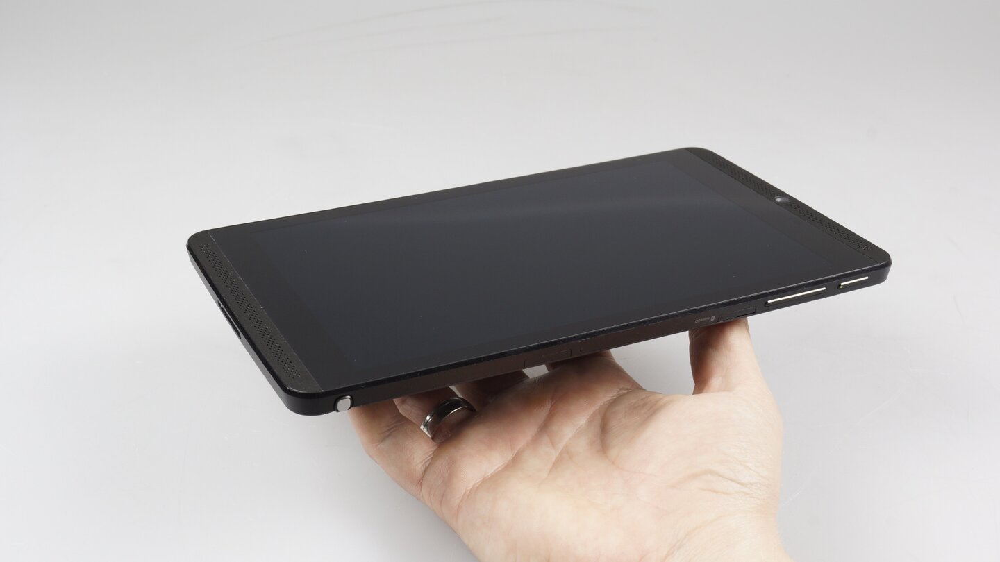 Es gibt das Shield Tablet in einer Variante mit LTE und 32 GByte Speicher für 380 Euro, das Modell ohne LTE und mit 16 GByte Speicher kostet 300 Euro.