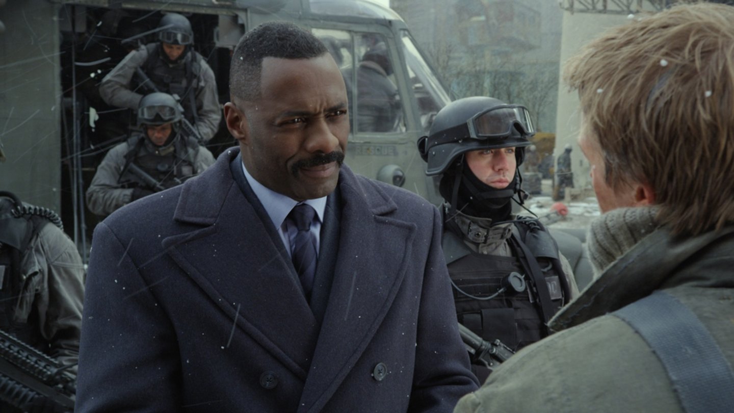 Pacific RimMarshall Pentecost (Idris Elba) muss für die letzte Schlacht gegen die Kaiju auch Piloten aktivieren, die das Jaeger-Programm verlassen hatten.