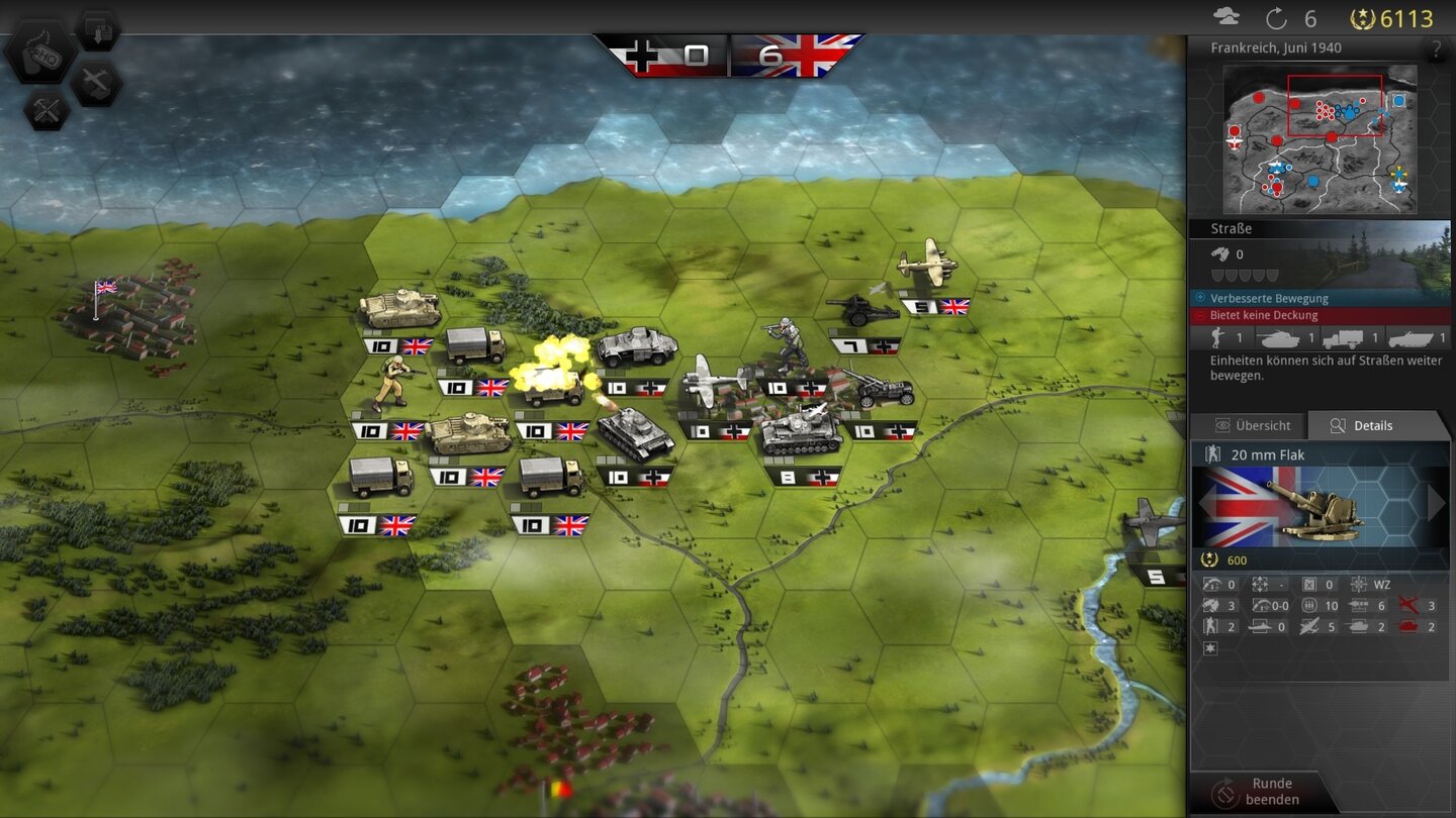 Panzer Tactics HDErwischt: Bei Dünkirchen stoßen wir auf die britische Armee, die sich über den Kanal retten will. Weil die Infanterie und Geschütze schon auf Trucks verladen sind, schlagen wir sofort zu.