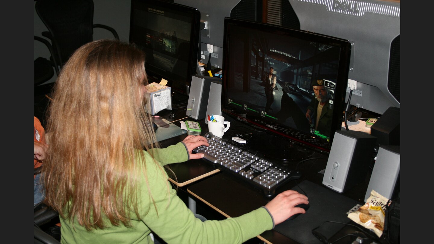 Petra ballert am PC.