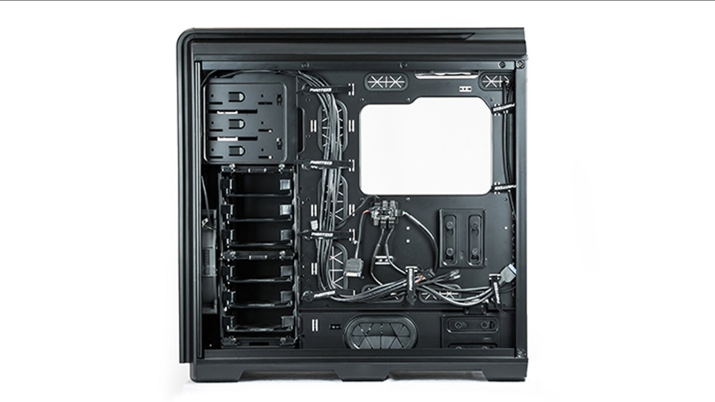 Hinter dem Mainboardtray befindet sich beim Phanteks Luxe eine Lüftersteuerung, die auf Wunsch über das PWM-Signal des CPU-Lüfters alle angeschlossenen Lüfter gleichzeitig steuern kann.