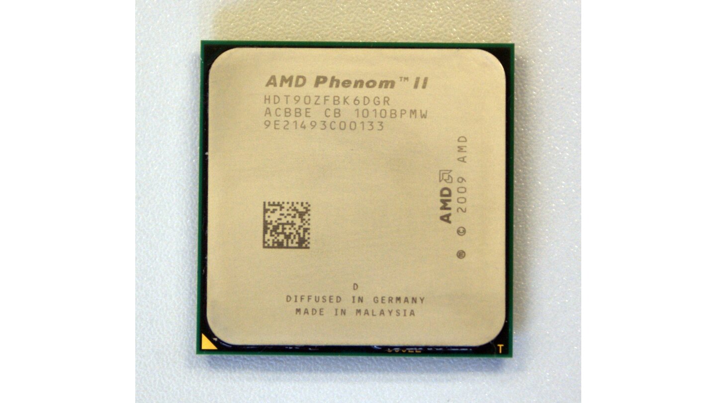 AMD Phenom II (2008)Ein Jahr nach dem Phenom erschien 2008 mit dem Phenom II ein deutlich konkurrenzfähigerer Nachfolger. Hauptgrund für die Intels Core-2-Serie ebenbürtige Performance des Phenom II bei gleichem Takt war der von 2,0 auf 6,0 MByte verdreifachte L3-Cache. Dazu kamen Verbesserungen an AMDs Stromspartechnik »Cool’n Quiet«, die verhinderten, dass Programme auf einem nur mit reduziertem Takt laufenden Kern ausgeführt wurden. Für Aufrüster interessant: Der Phenom II funktioniert auch in älteren AM2-Mainboards mit DDR2-RAM, während die aktuelle AM3-Plattform auf DDR3-RAM setzt. Mit Phenom II X3 und X2 gibt es auch Triple- und Dual-Core-Varianten der CPU, im April 2010 erschien zudem erste Six-Core-Varianten mit sechs Rechenkernen als Phenom II X6.