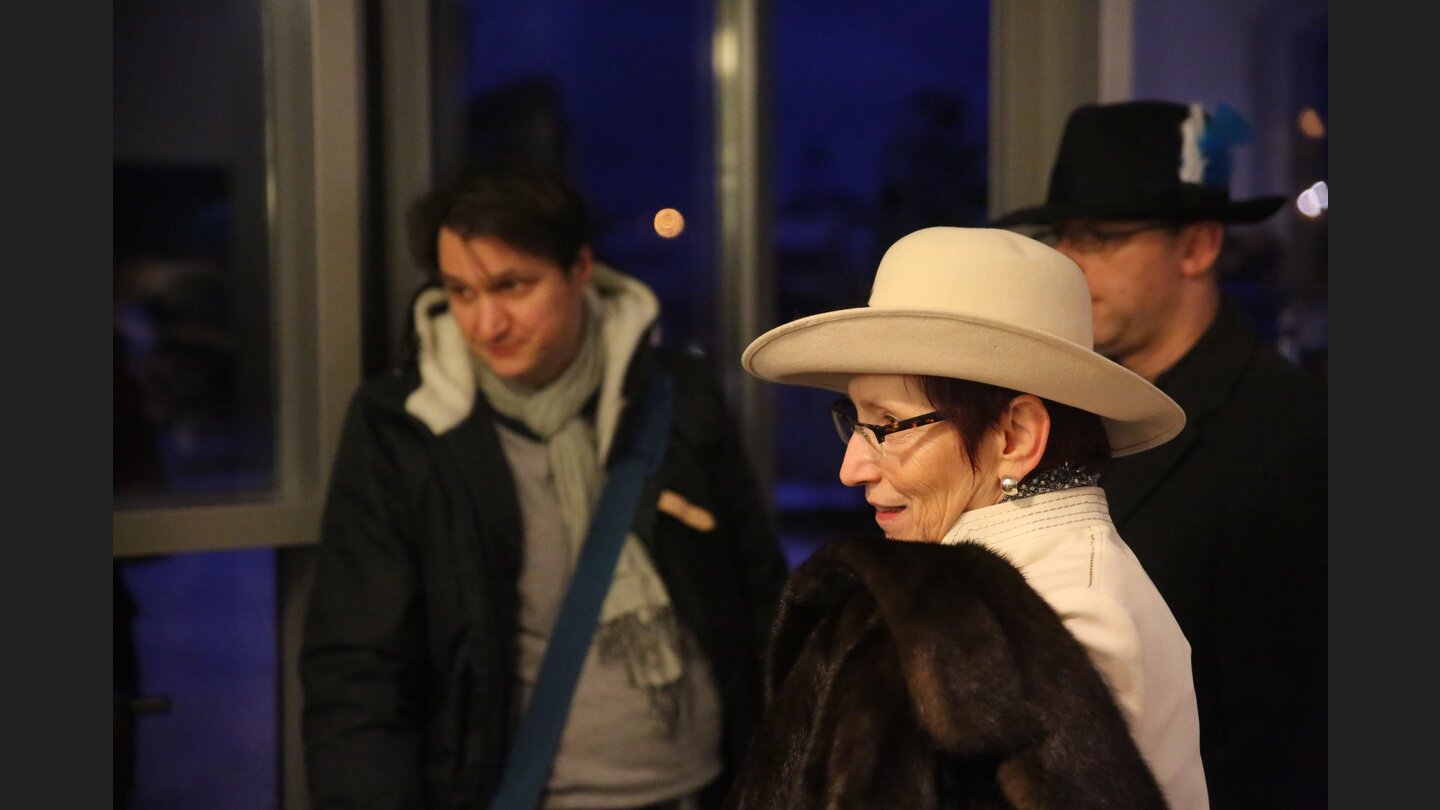 Die Dame im Bild spielte eine Schauspielerin, komplett mit Manager und Autogrammkarten.