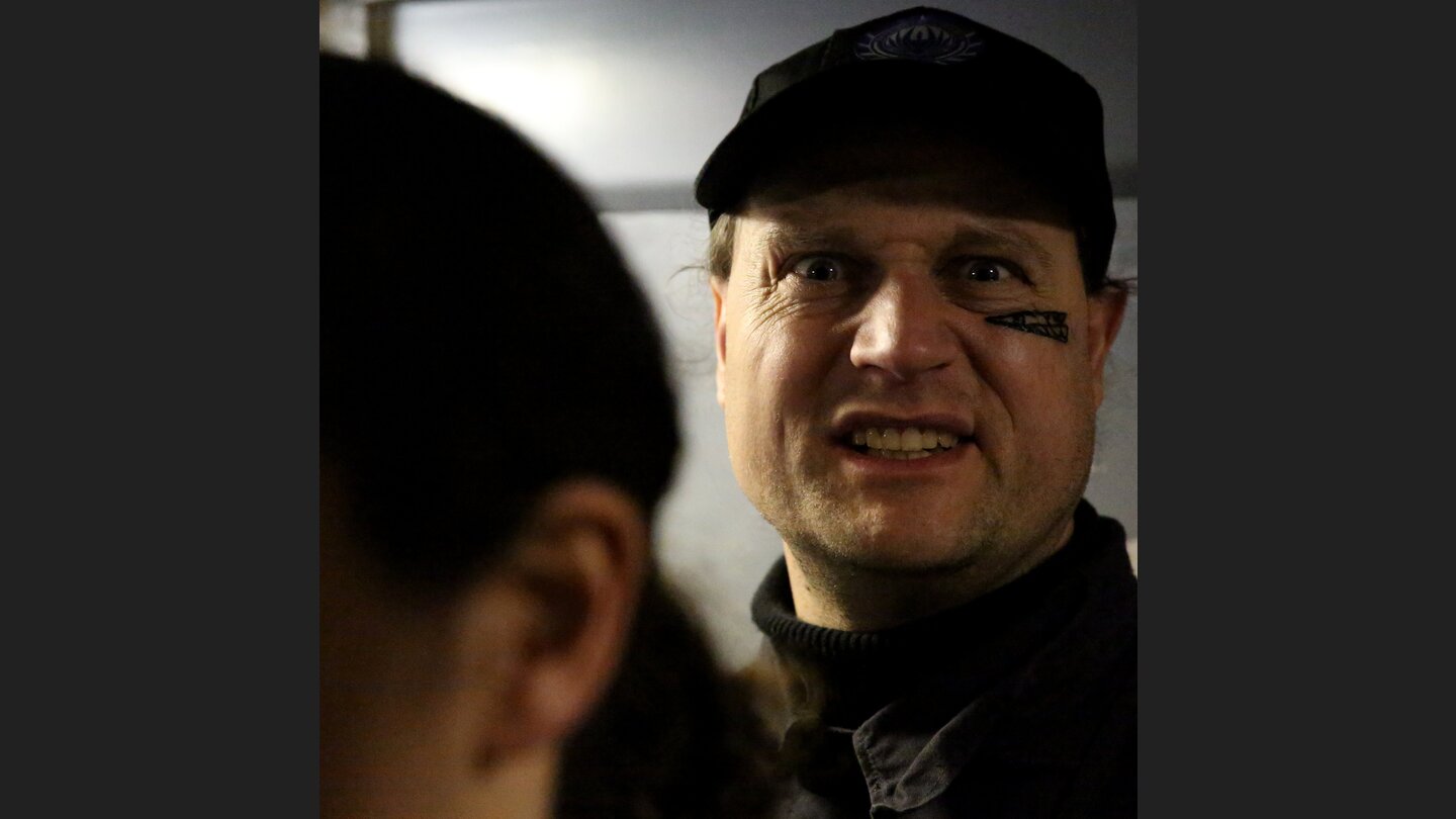 Etwas durchgeknallt war er ja schon, der Kameramann von Caprica 2. Am Ende des Spieles filmte er dann noch die Ermordung der Präsidentin. Durch sich selbst. Mit der Kamera auf der Waffe. Egosicht. Wir sind gespannt..