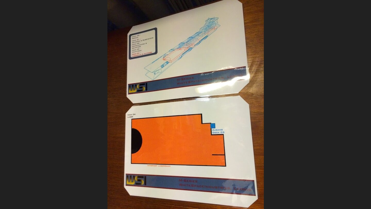 Auf jedem Deck waren diese Bordpläne zu finden, sie basierten auf dem echten 3D-Modell des Schiffes, das Armin Cyal Saß speziell für Exodus angefertigt hat.