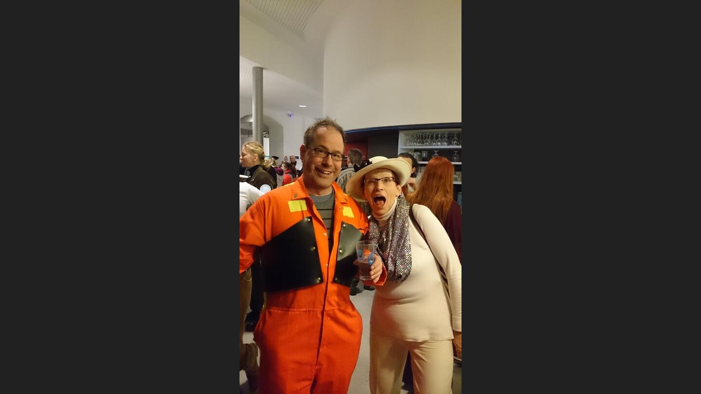 Die Dame rechts im Bild wurde von ihren Söhnen für Exodus angemeldet. Sie spielte die Schauspielerin Corinna Starr und hatte laut eigener Aussage verdammt viel Spaß.