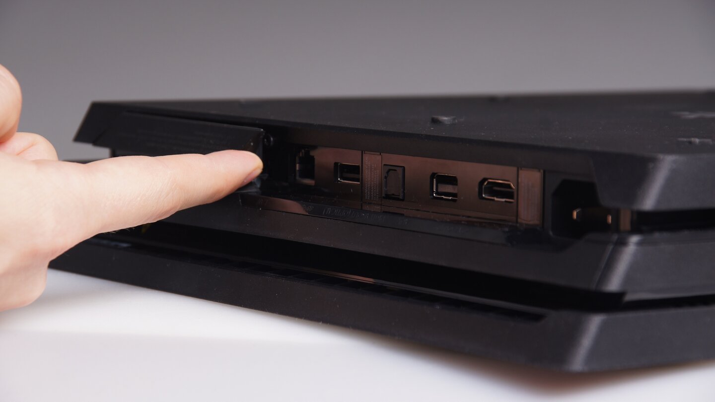 Die Festplatte der PlayStation 4 Pro verbirgt sich hinter einer Klappe an der Rückseite der Konsole.