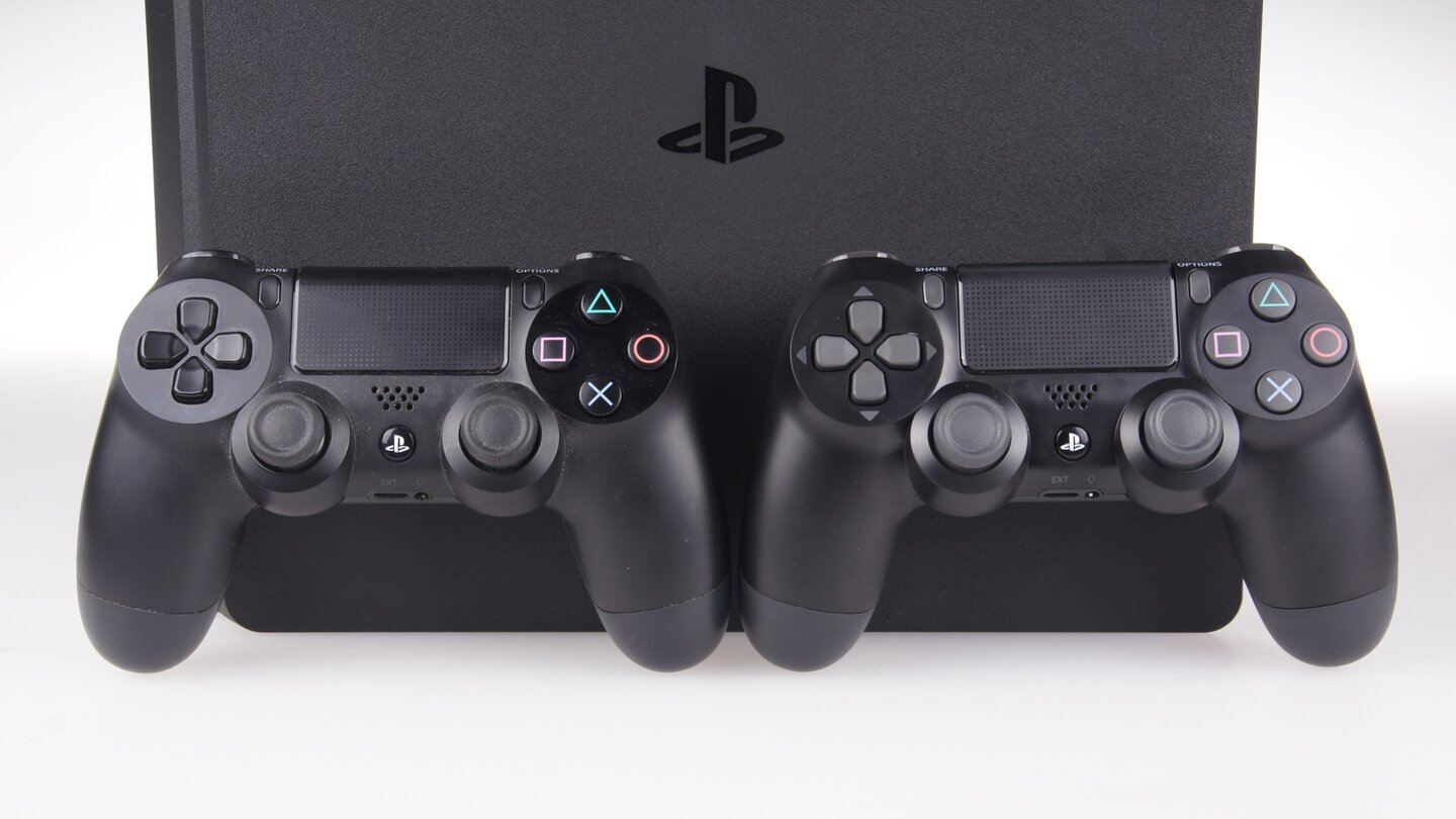 Der neue Controller (rechts im Bild) ist auch zu alten PS4-Modellen kompatibel, in unseren Tests hat die Verbindung dann aber nur über die neu hinzugekommene Datenübertragung per Kabel funktioniert.