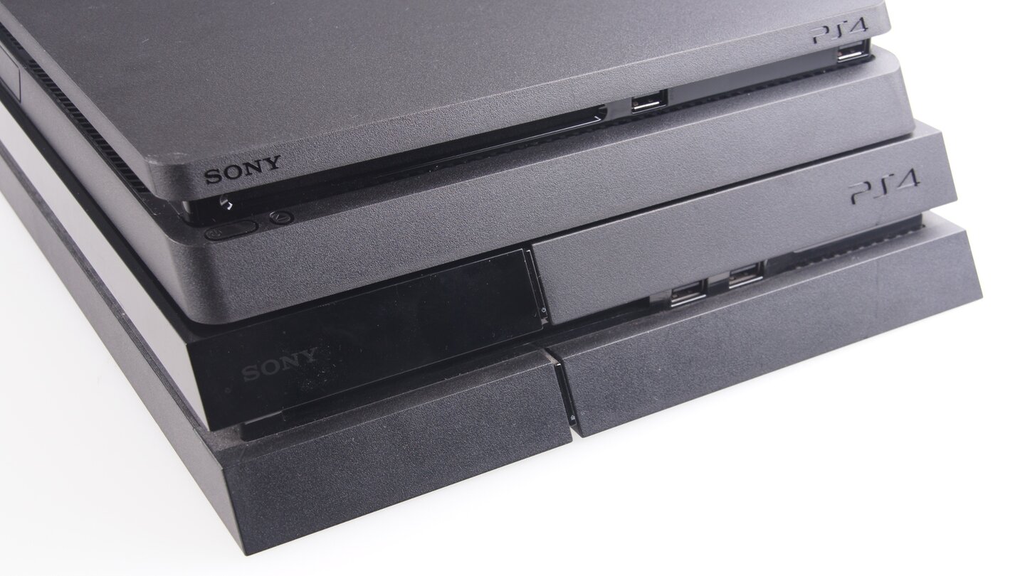 Statt Sensortasten für das Ein- und Ausschalten und das Blu-ray-Laufwerk nutzt die PS4 Slim »echte« Tasten, außerdem sind die beiden USB-Ports weiter von einander entfernt als bisher.