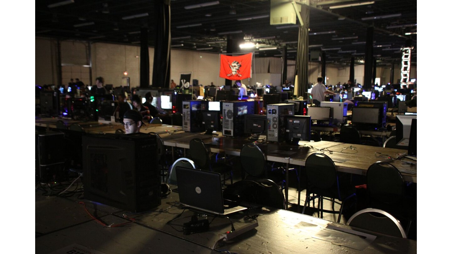 QuakeCon 2011Noch wird aufgebaut: Zwei Stunden vor dem offiziellen Startschuss gibts noch reichlich leere Plätze.