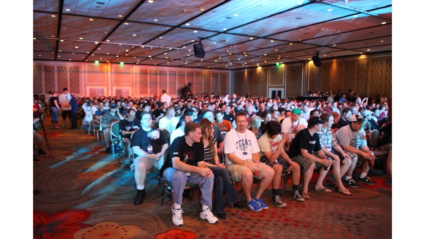 QuakeCon 2011In Jubellaune versammeln sich gut 2.000 Fans, um den id- und Bethesda-Leuten zuzuhören.