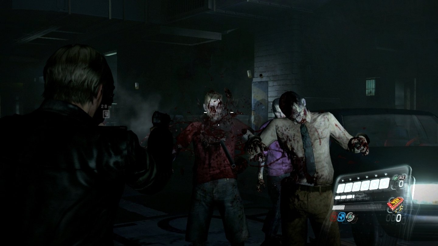 Resident Evil 6Bitte lächeln! Mit der Pistole jagen wir im Schein der Taschenlampe Zombies, die häufigsten Gegner im Spiel.