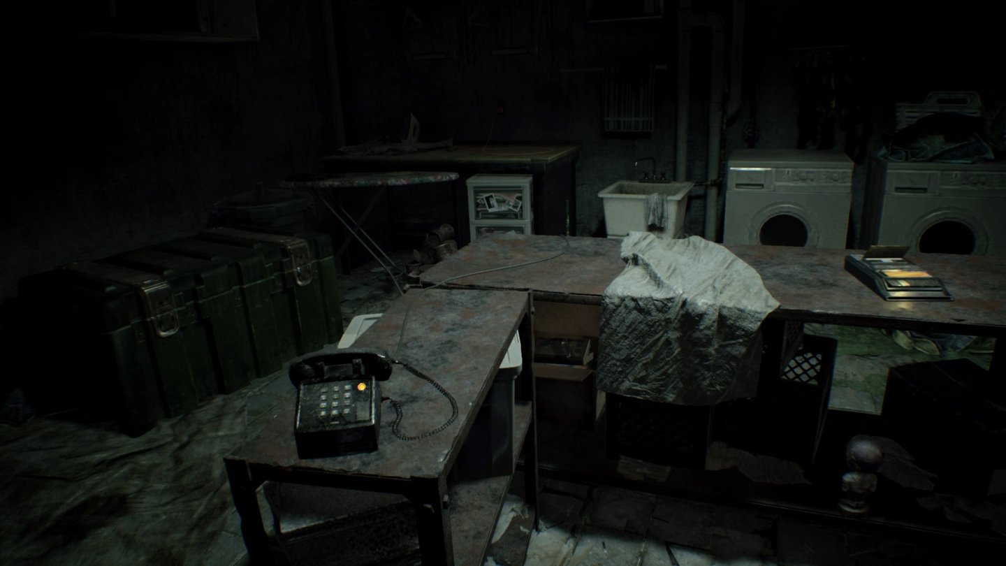 Resident Evil 7Die Waschküche dient als Ruheraum mit Item-Kiste (links), Telefon und Tonband-Gerät zum Speichern (rechts).
