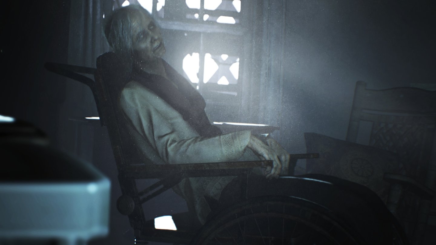Resident Evil 7Großmutter Baker sitzt zwar völlig apathisch in ihrem Rollstuhl, steht aber trotzdem immer wieder plötzlich an anderen Stellen im Haus. Wenn wir sie nicht angucken, singt sie außerdem das gruselige Volkslied »Aunt Rhody«.