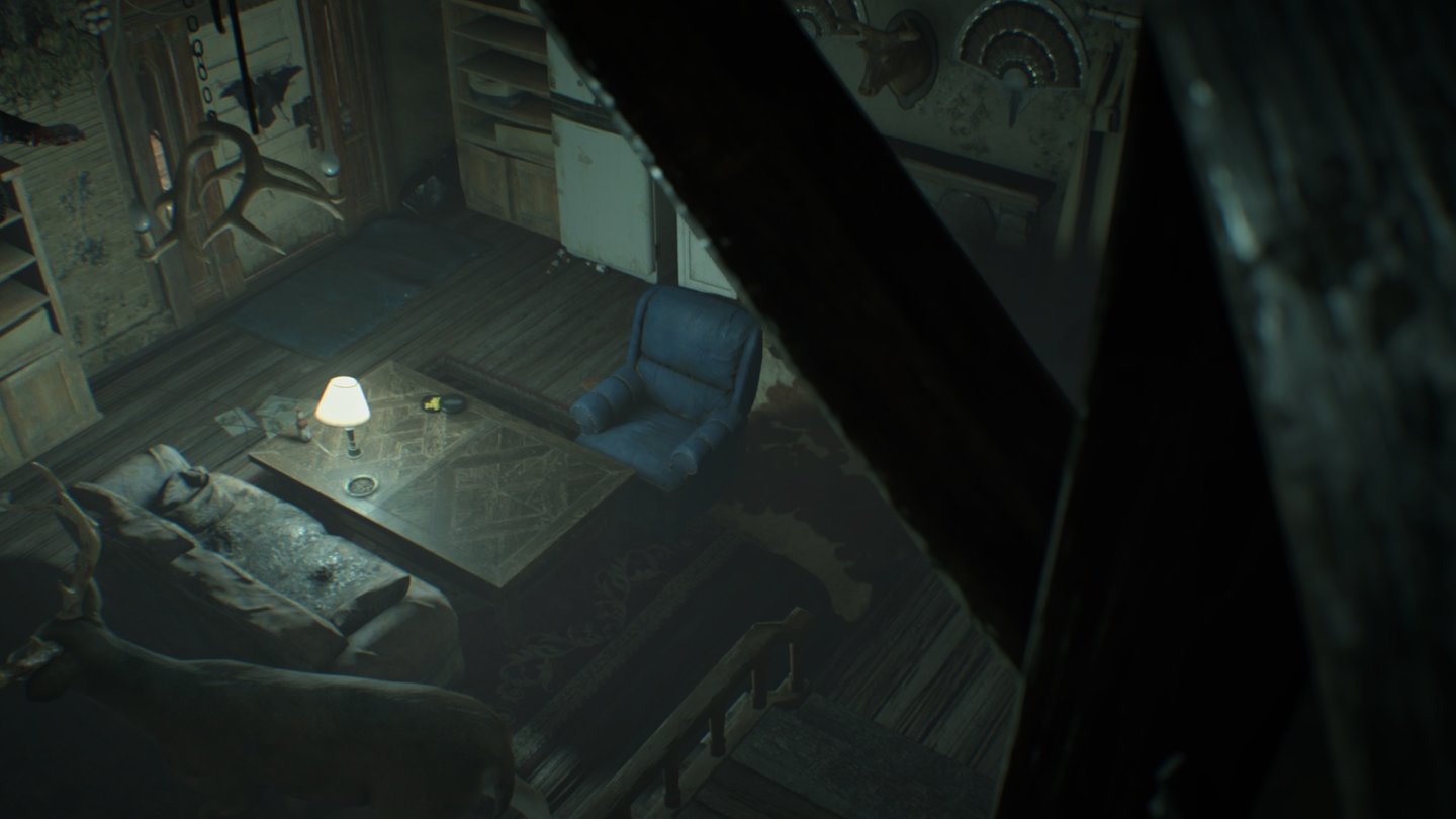 Resident Evil 7Das Jagdzimmer ist nur über einen Geheimgang zu erreichen. Wie Ethan den öffnet, sollen die Spieler aber selbst herausfinden.