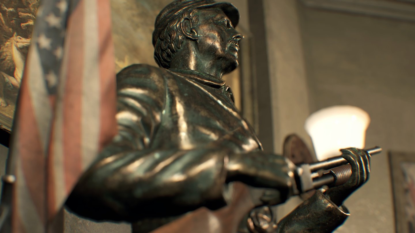 Resident Evil 7Diese Statue hält eine Shotgun fest. Wie man an das Gewehr rankommt, ist eines der ersten Rätsel im Spiel.