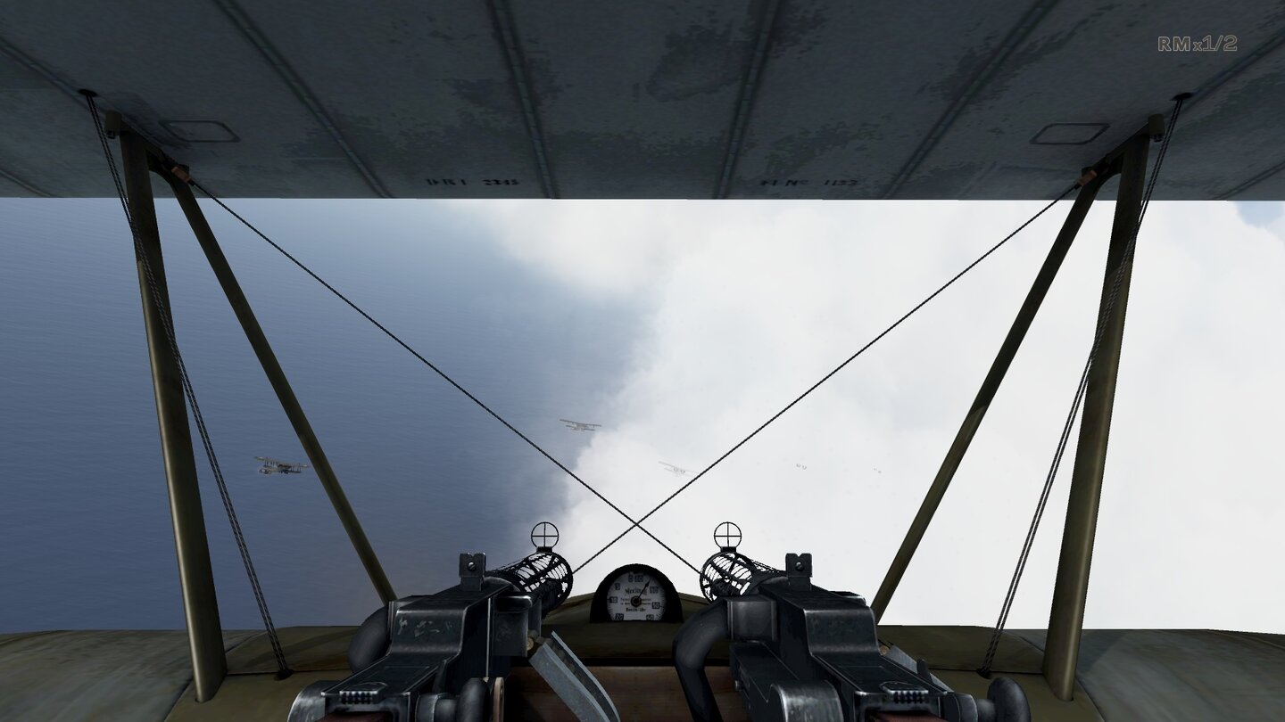 Rise of Flight: Channel Battles EditionWolken dienen nicht nur als Kulisse, sondern auch als Versteck bei der Flucht oder beim Anpirschen. Wenn wir reinfliegen, kullern uns Wassertropfen über die Fliegerbrille.