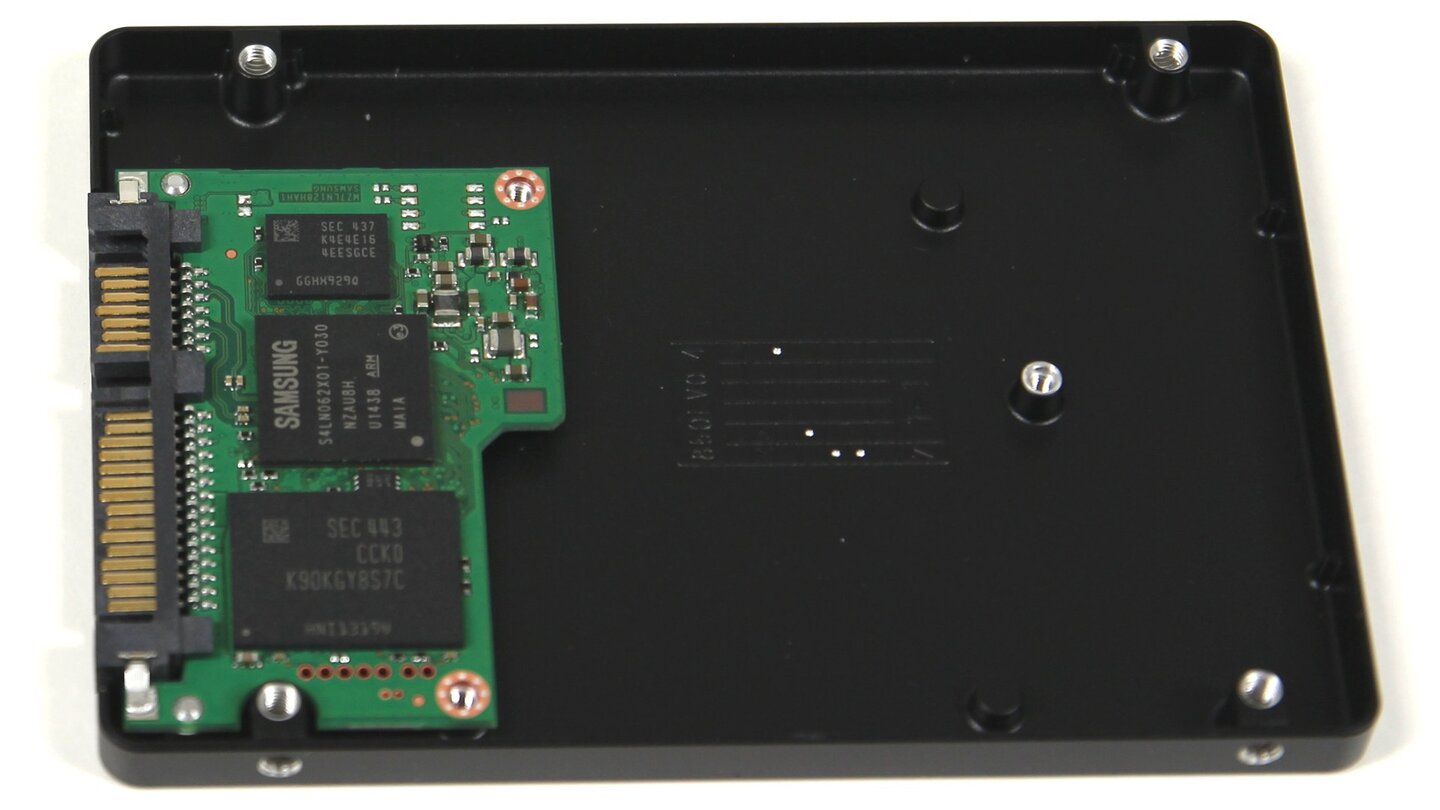 Wie wenig Platz Speicher-Chips mit TLC-Modulen nötig sind, zeigt die eingebaute, äußerst kleine Platine der SSD 850 Evo mit 120 GByte.