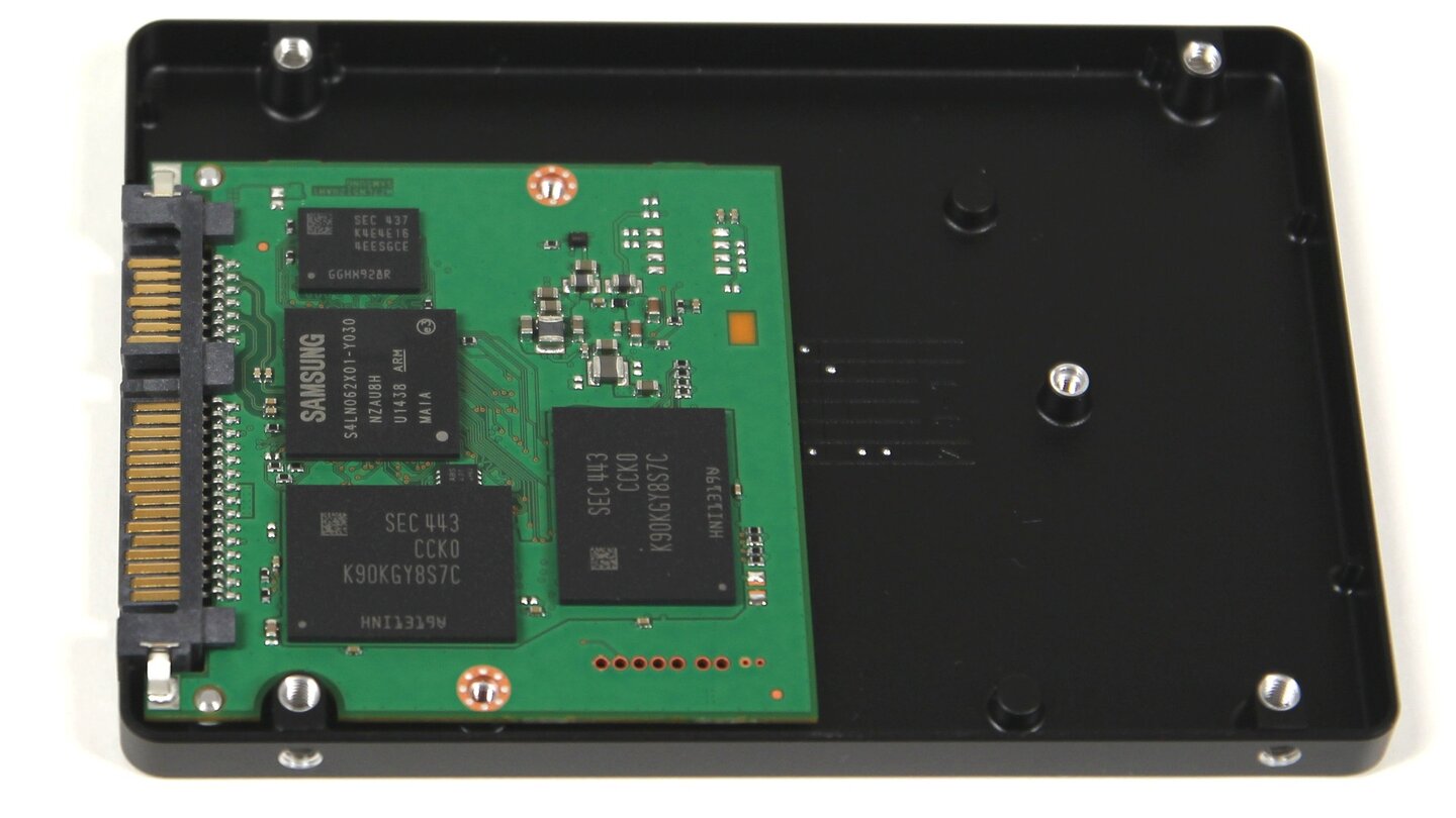 Die SSD 850 Evo mit 500 GByte Speicherplatz benötigt sichtlich mehr Raum für die Unterbringung der nötigen Flash-Chips.