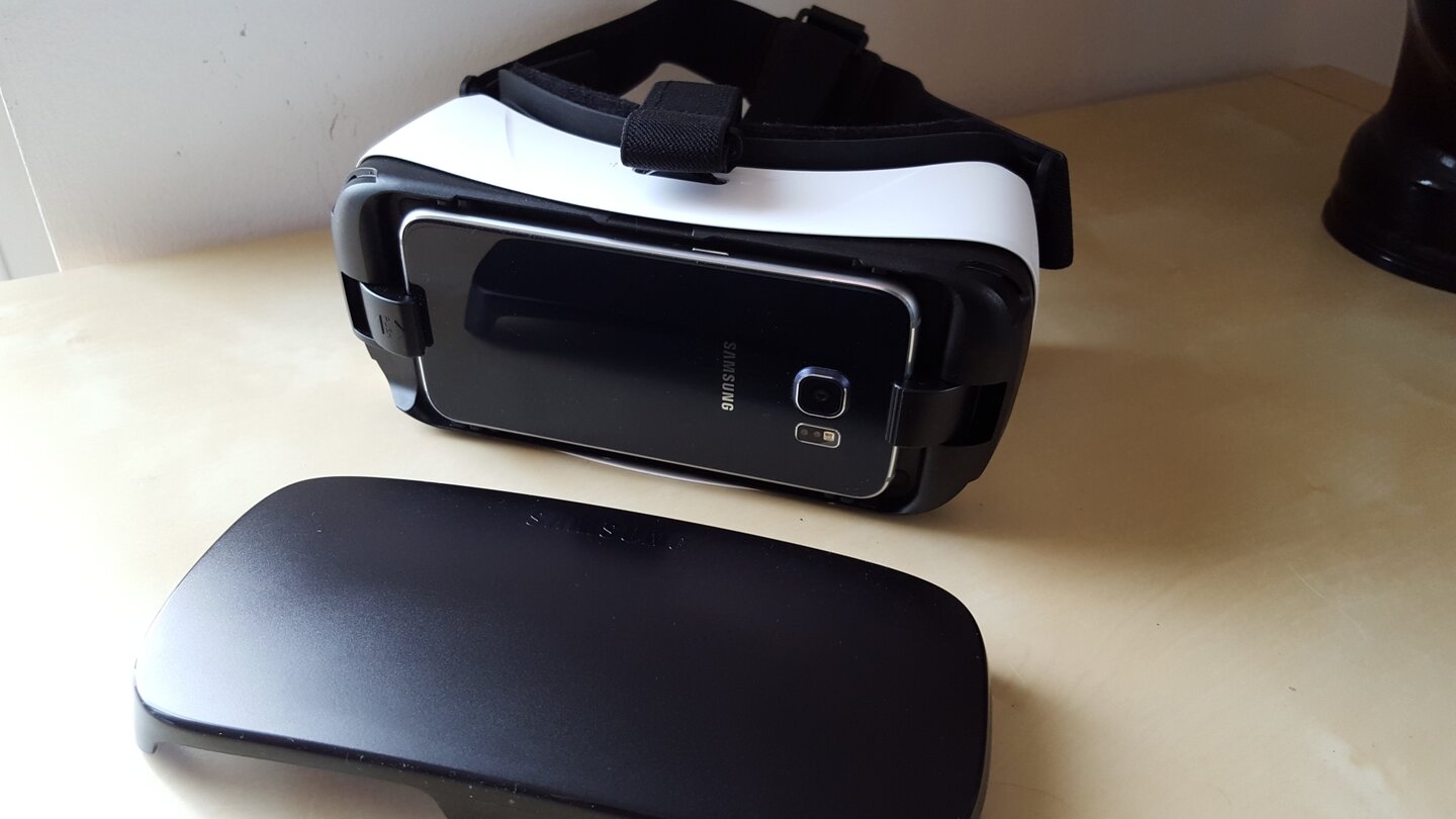 Samsung Gear VR: Der schwarze Plastikschutz dient nur der Optik