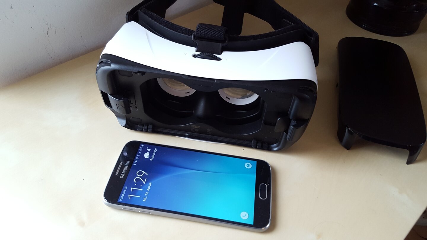 Samsung Gear VR ist nur eine Halterung und benötigt ein Smartphone der S6-Serie