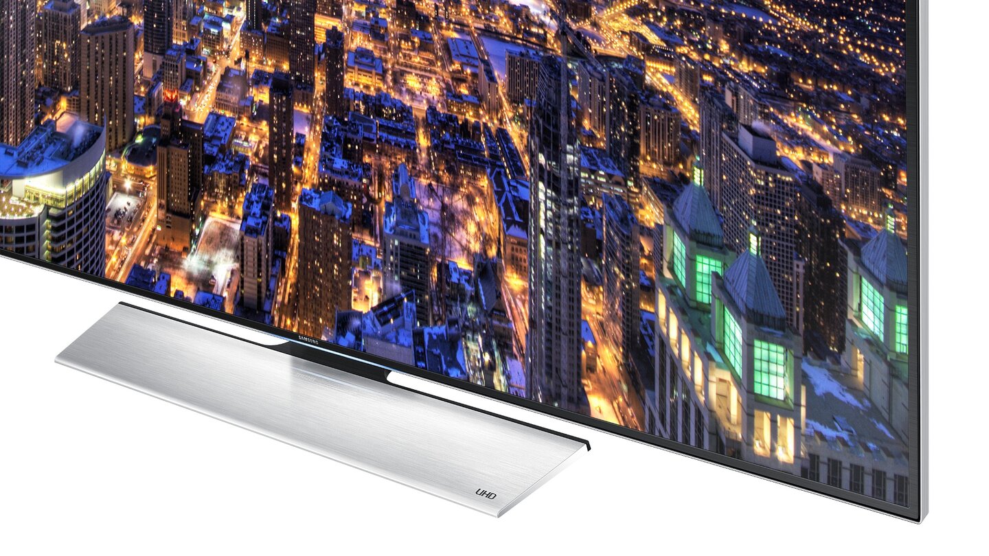 Der Standfuss ist aus Metall gefertigt und wiegt etwa drei Kiolgramm, das Panel schlägt noch mal mit 18 Kilogramm zu Buche.