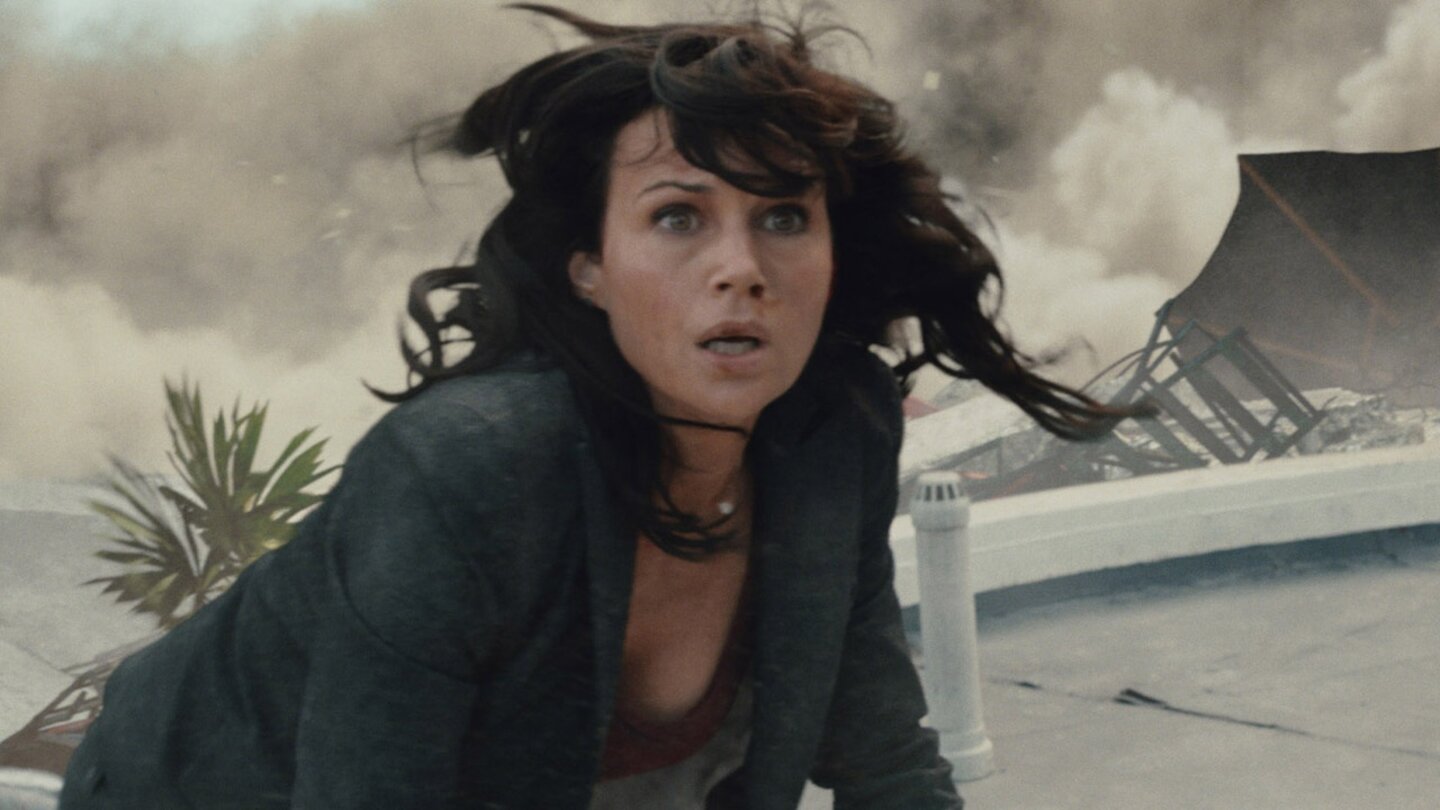 San AndreasOb es Emma (Carla Gugino) schafft, heil vom Gebäude herunter zu kommen?