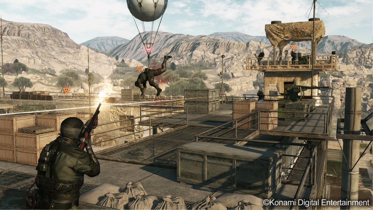 Metal Gear OnlineWenn einer unserer Mitspieler per Fulton-Fallschirm abtransportiert wird, verlieren wir wertvolle Punkte. Besser abschießen.