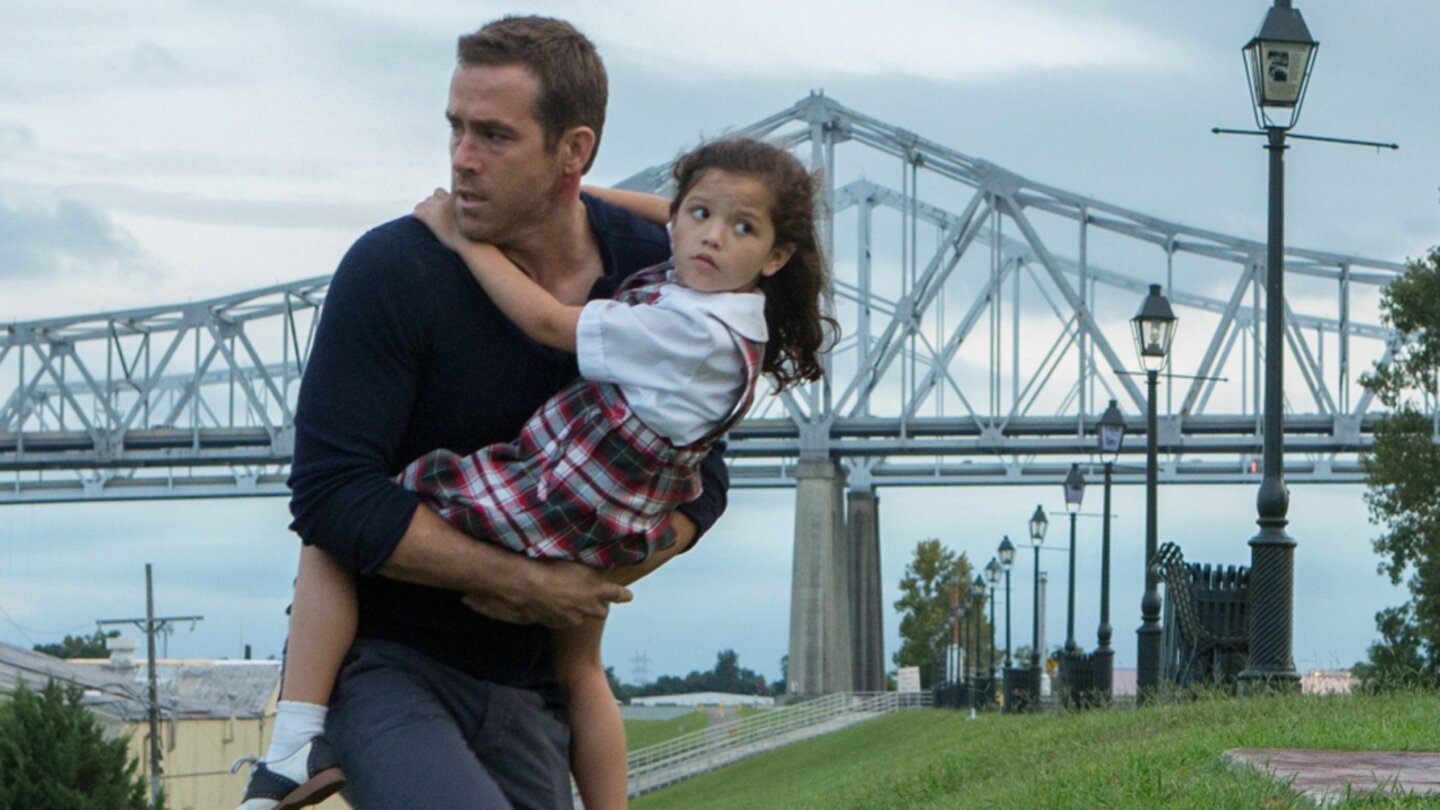 Self/LessEdward (Ryan Reynolds) bringt die kleine Anna (Jaynee-Lynne Kinchen) in Sicherheit.
