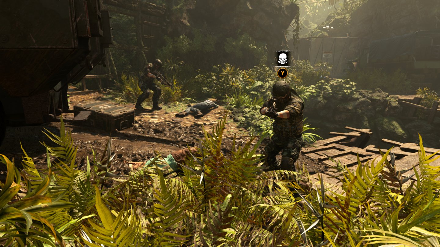 Shadow of the Tomb RaiderIn einem Busch versteckt wartet Lara auf den perfekten Moment für einen lautlosen Takedown.