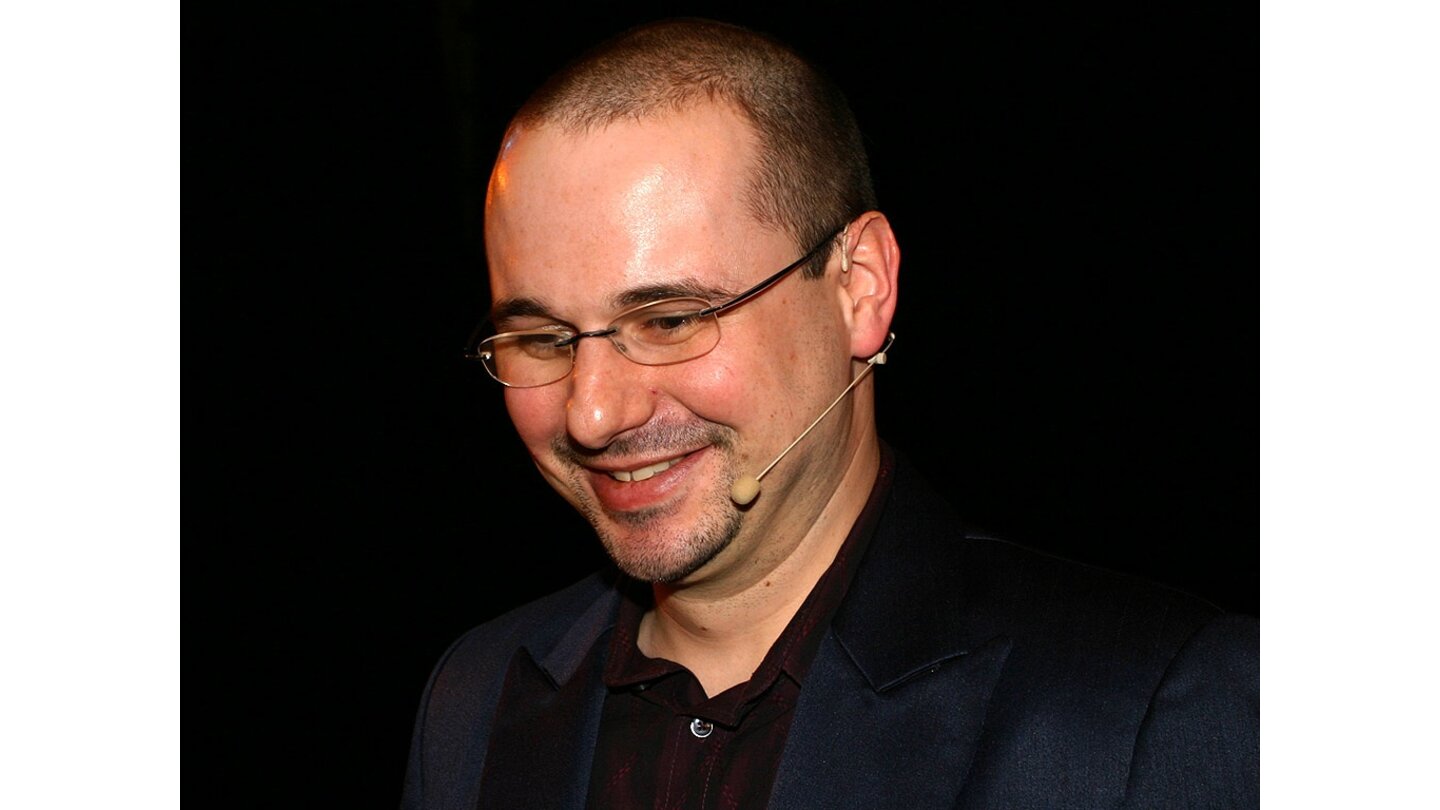 André Horn (GamePro), professionell mit Headset verkabelt.