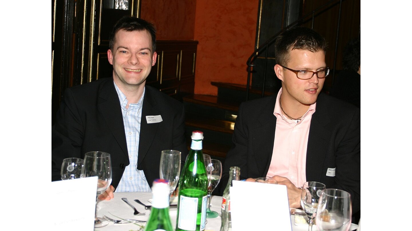 Schaut auch mal wieder rein: Jörg Langer (links), der ehemalige Chefredakteur von GameStar.