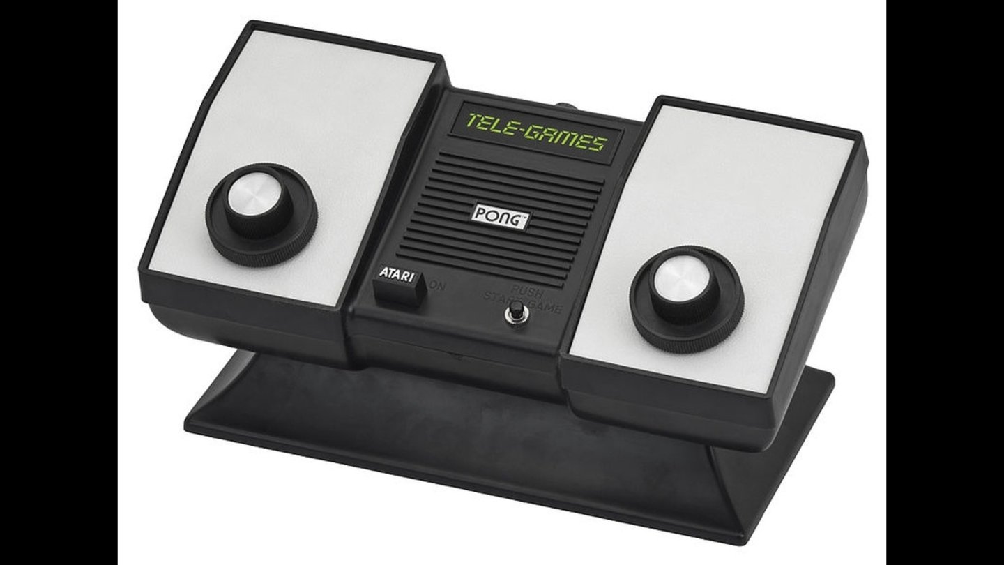 Die erste Atari-Konsole (1975) spielt nur den Megahit Pong, sonst nichts. Das Spiel musste durch zwei Drehregler direkt an der Konsole gesteuert werden. Steuerkreuze und ihresgleichen waren unbekannt. Stattdessen orientierten sich die Ingenieure der Konsole an den damals üblichen Bedienelementen von Großrechnern.