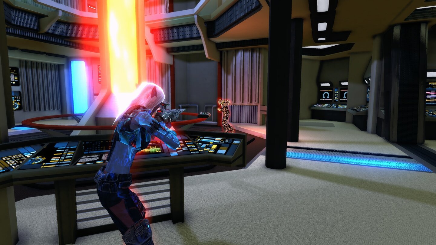 Star Trek Online: Delta RisingVerdammt gut getroffen – sowohl der Maschinenraum der Voyager als auch Harry Kim, den wir in seine Atome auflösen. Danach suchen wir Neelix.
