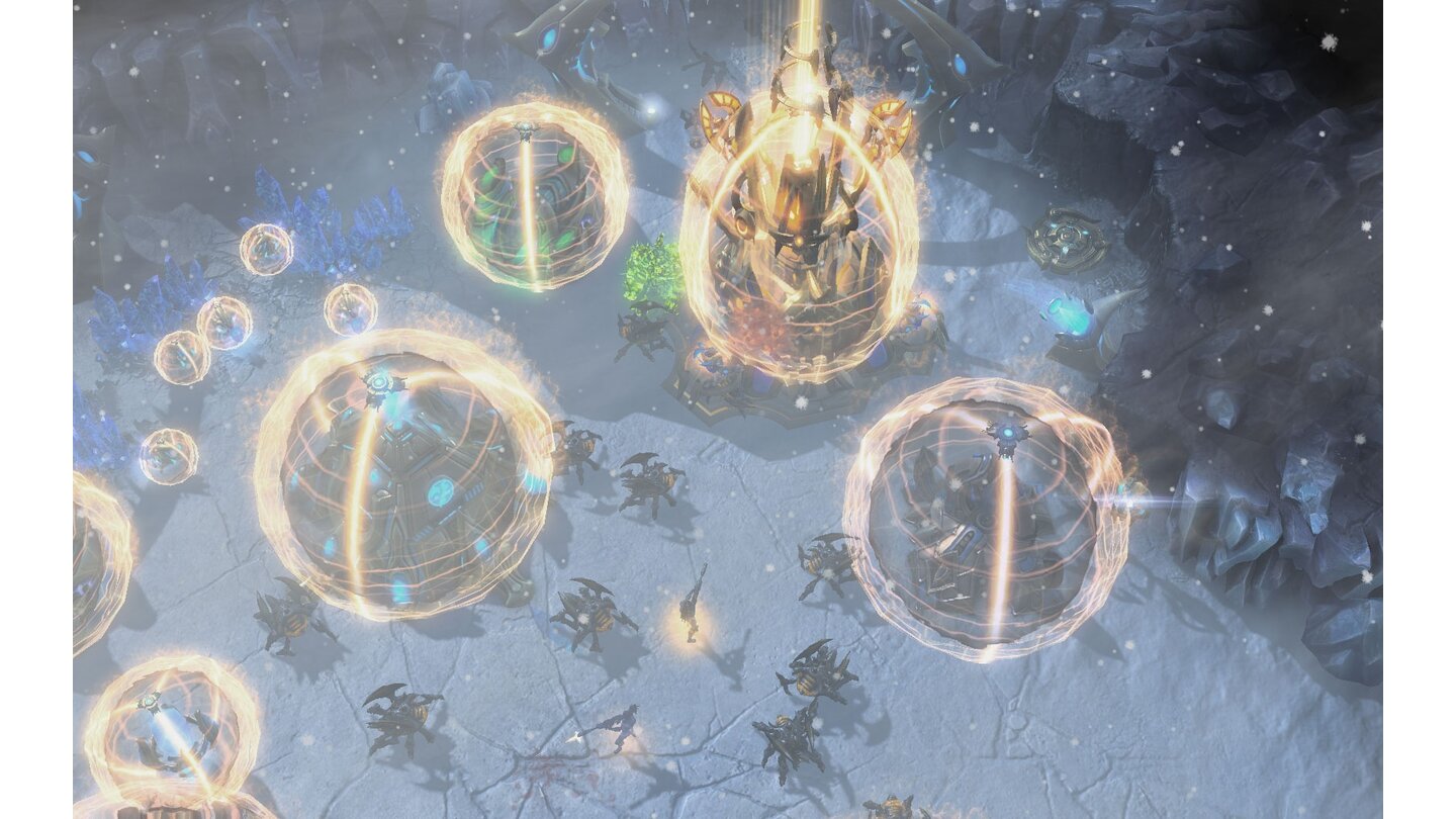 StarCraft 2: Heart of the SwarmDie Protoss schützen sich gegen die eisigen Winde mit verstärkten Schilden.