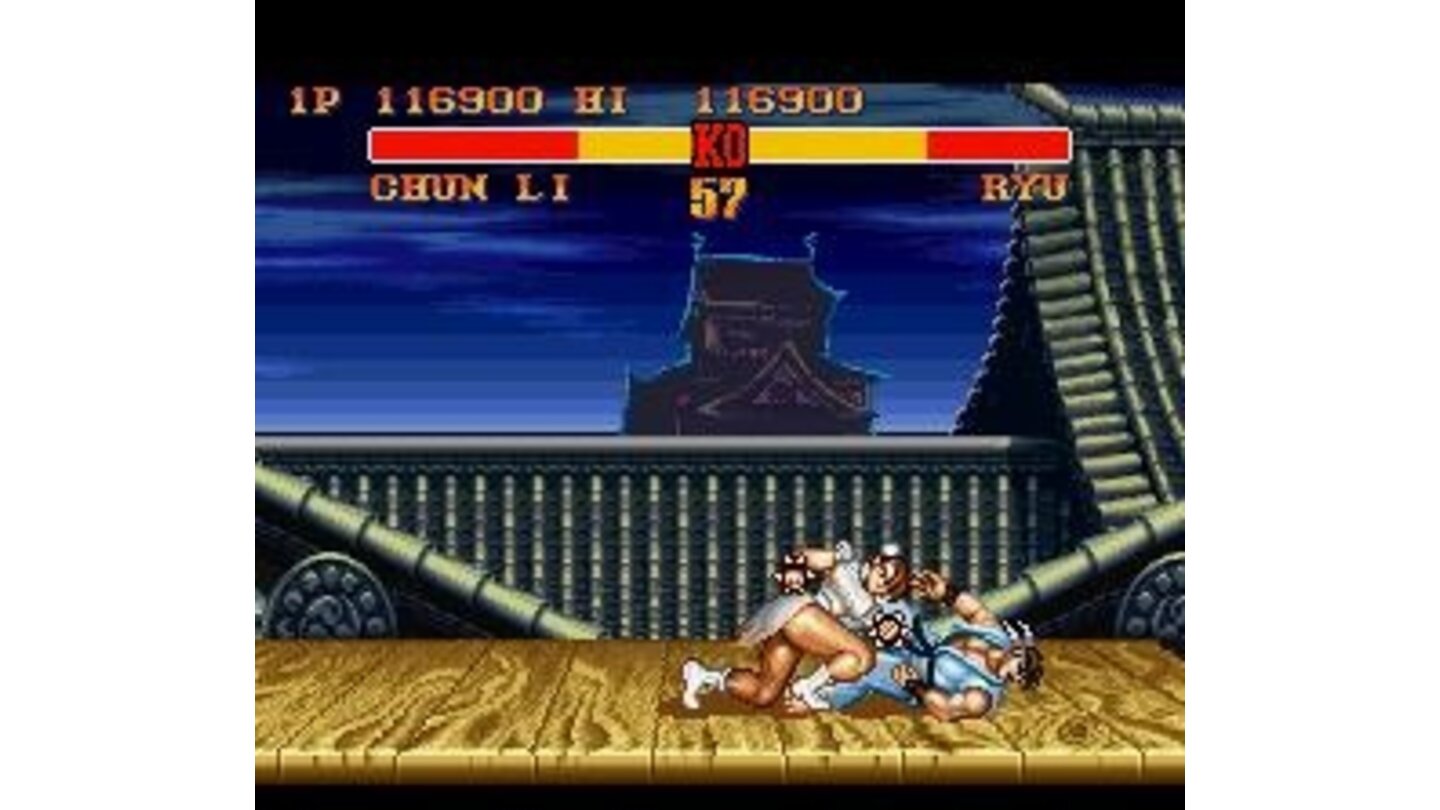 Chun-Li's throw is very sinister! Take some distance to not be catched for it...