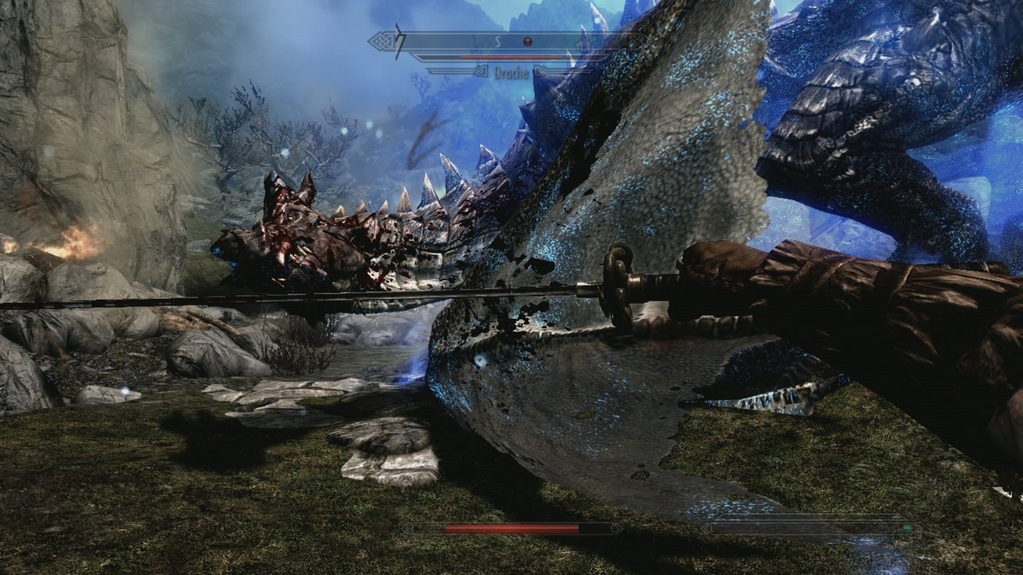 The Elder Scrolls 5: Skyrim (Xbox 360)Wir bearbeiten die Bestie mit dem Anti-Drachen-Schwert »Drachfluch«.