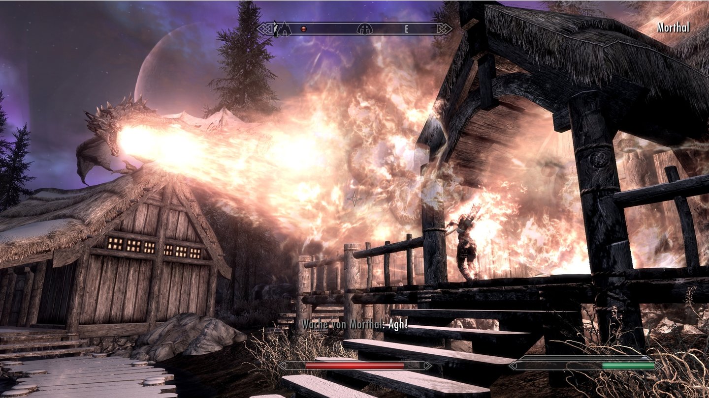The Elder Scrolls 5: Skyrim (PC-Version)Ein Drache (hinten auf dem Dach) attackiert die Stadt Morthal und flambiert einen Wächter.